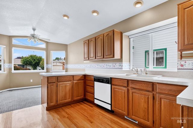 8261 W Echo Falls Ln, Garden City, ID 83714