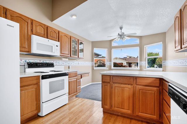 8261 W Echo Falls Ln, Garden City, ID 83714