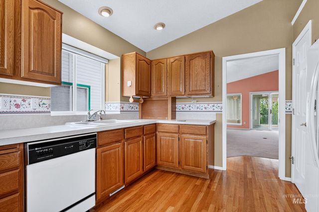 8261 W Echo Falls Ln, Garden City, ID 83714