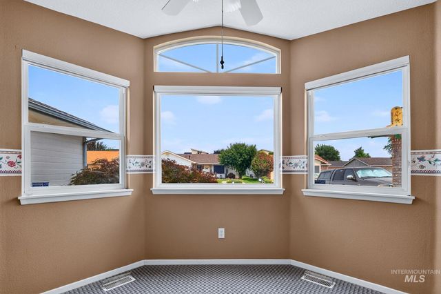 8261 W Echo Falls Ln, Garden City, ID 83714