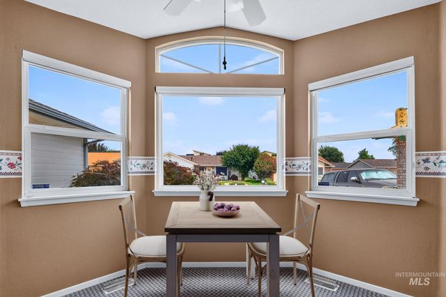 8261 W Echo Falls Ln, Garden City, ID 83714
