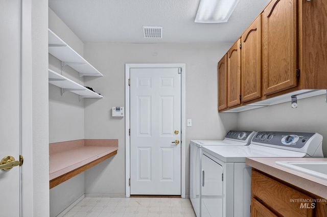 8261 W Echo Falls Ln, Garden City, ID 83714