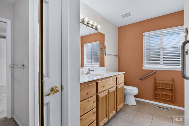 8261 W Echo Falls Ln, Garden City, ID 83714