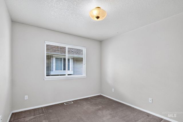 8261 W Echo Falls Ln, Garden City, ID 83714