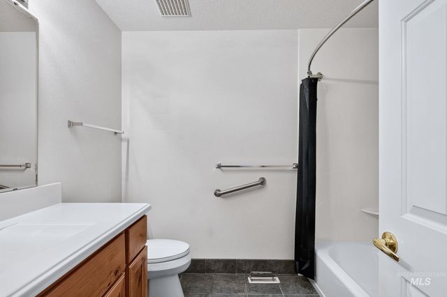 8261 W Echo Falls Ln, Garden City, ID 83714
