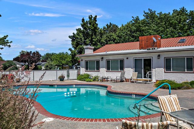 8261 W Echo Falls Ln, Garden City, ID 83714