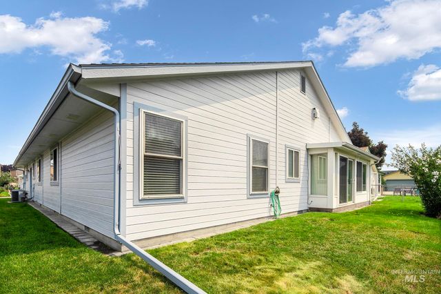 8261 W Echo Falls Ln, Garden City, ID 83714