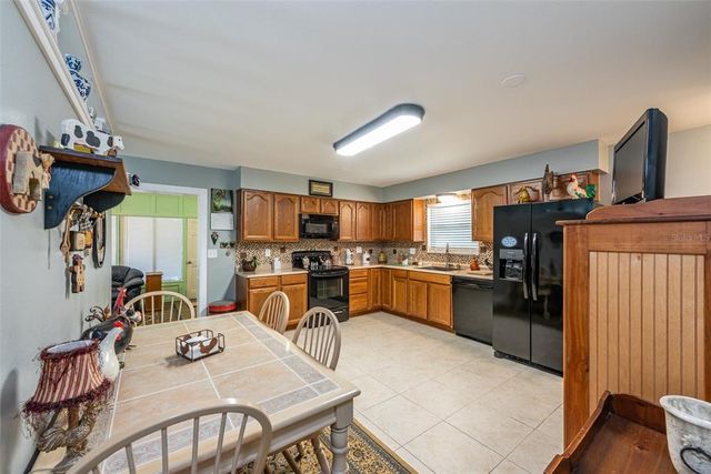 906 HACIENDA DR, Sun City Center, FL 33573