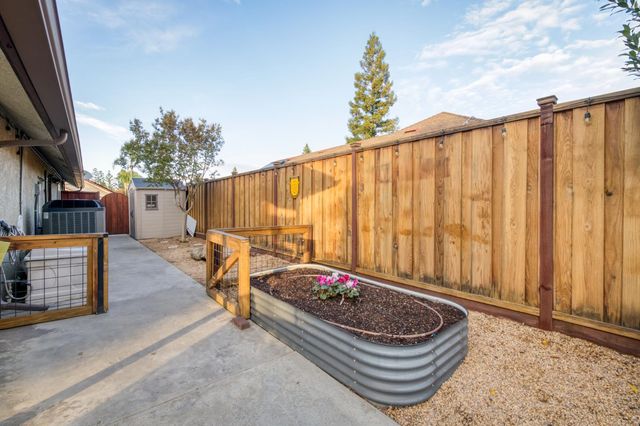 550 W Bedford Avenue, Clovis, CA 93611