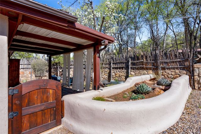 1402 Bishops Lodge Road A, Santa Fe, NM 87506