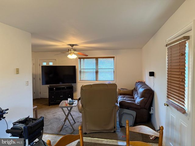 722 OAK HILL RD, Berkeley Springs, WV 25411