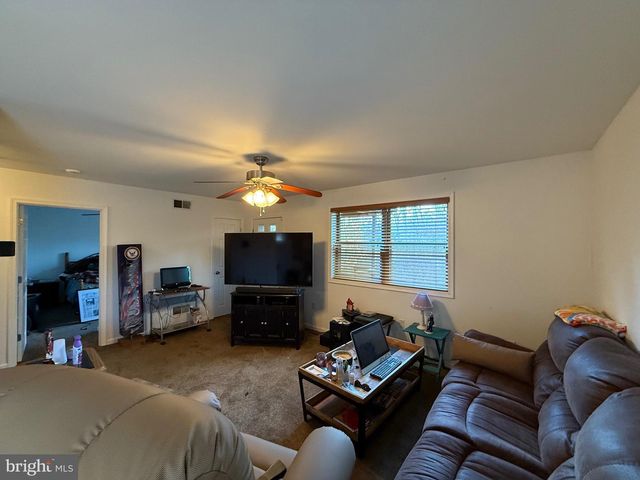 722 OAK HILL RD, Berkeley Springs, WV 25411