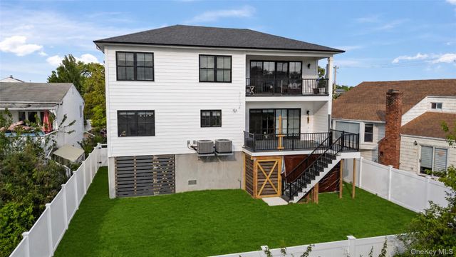 3 Pleasantview Drive, Bayville, NY 11709