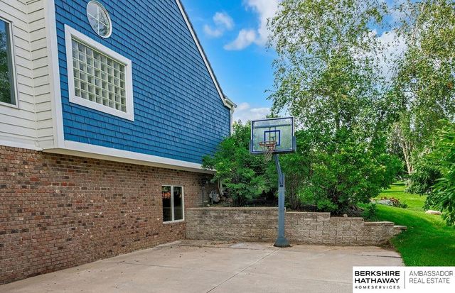 811 Western Hills Drive, Papillion, NE 68046