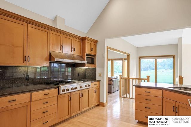 811 Western Hills Drive, Papillion, NE 68046