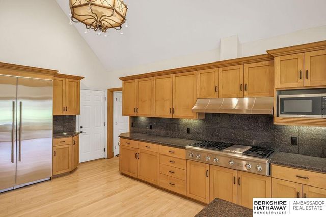 811 Western Hills Drive, Papillion, NE 68046