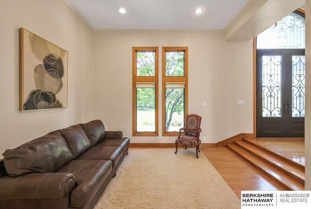 811 Western Hills Drive, Papillion, NE 68046