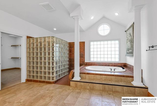 811 Western Hills Drive, Papillion, NE 68046