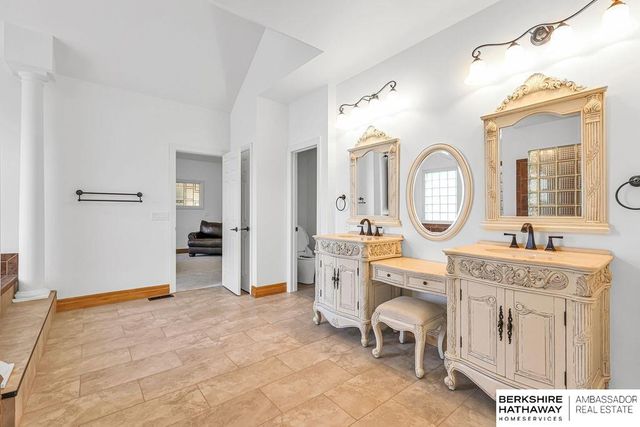 811 Western Hills Drive, Papillion, NE 68046