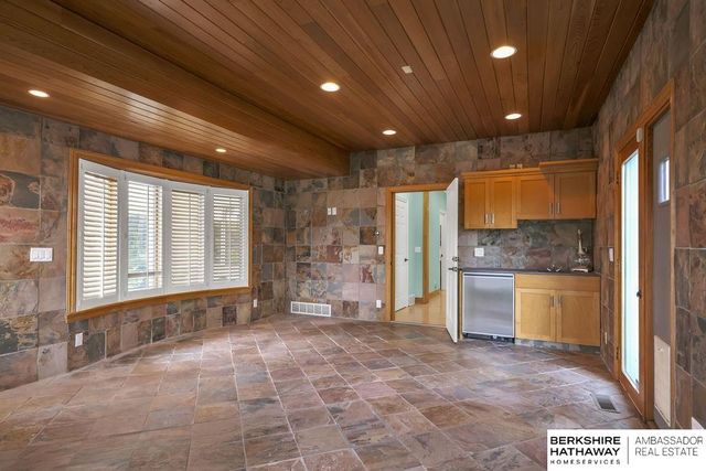 811 Western Hills Drive, Papillion, NE 68046