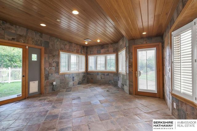 811 Western Hills Drive, Papillion, NE 68046
