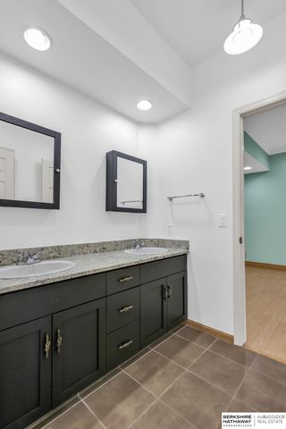 811 Western Hills Drive, Papillion, NE 68046