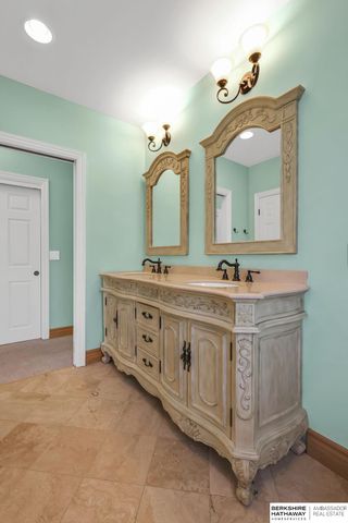 811 Western Hills Drive, Papillion, NE 68046