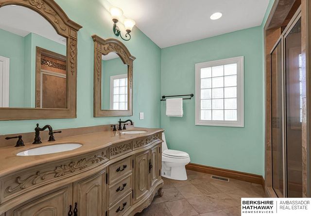 811 Western Hills Drive, Papillion, NE 68046