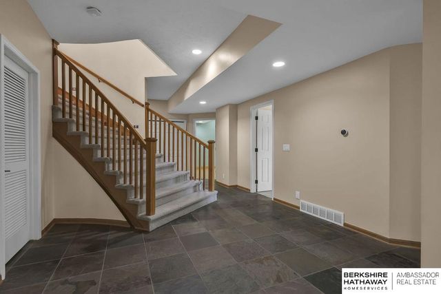 811 Western Hills Drive, Papillion, NE 68046