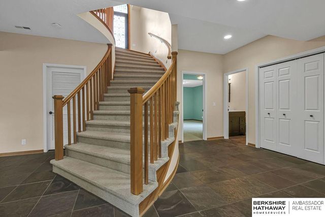 811 Western Hills Drive, Papillion, NE 68046