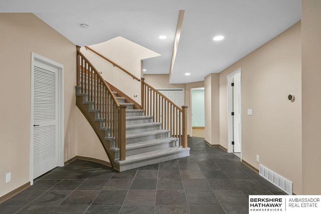 811 Western Hills Drive, Papillion, NE 68046