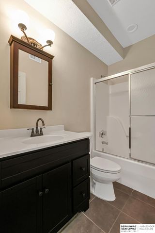 811 Western Hills Drive, Papillion, NE 68046