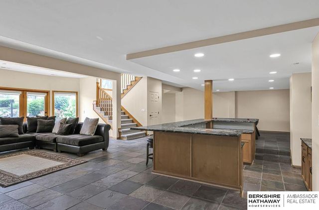 811 Western Hills Drive, Papillion, NE 68046