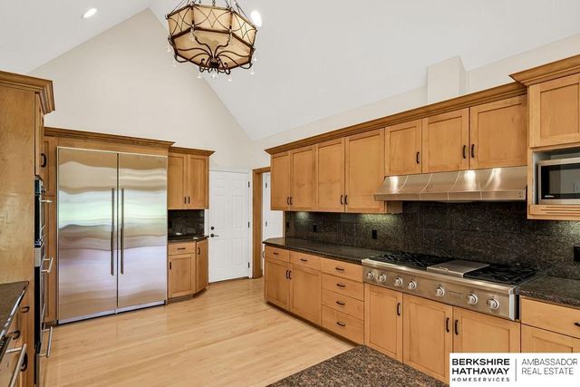 811 Western Hills Drive, Papillion, NE 68046