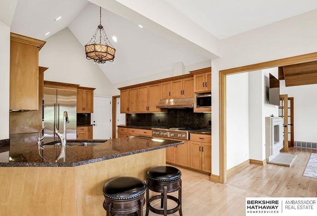 811 Western Hills Drive, Papillion, NE 68046