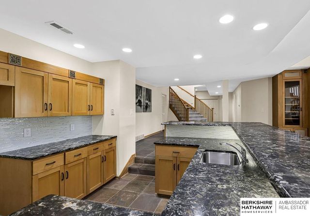 811 Western Hills Drive, Papillion, NE 68046