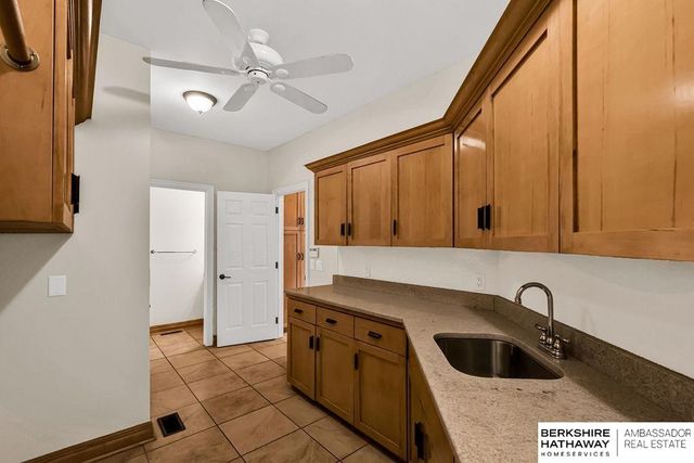 811 Western Hills Drive, Papillion, NE 68046