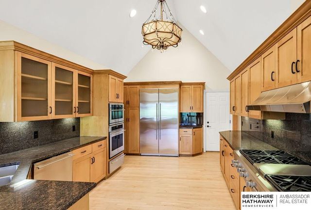 811 Western Hills Drive, Papillion, NE 68046