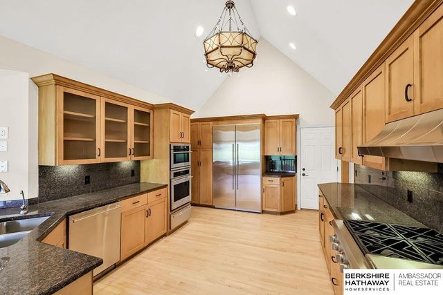 811 Western Hills Drive, Papillion, NE 68046
