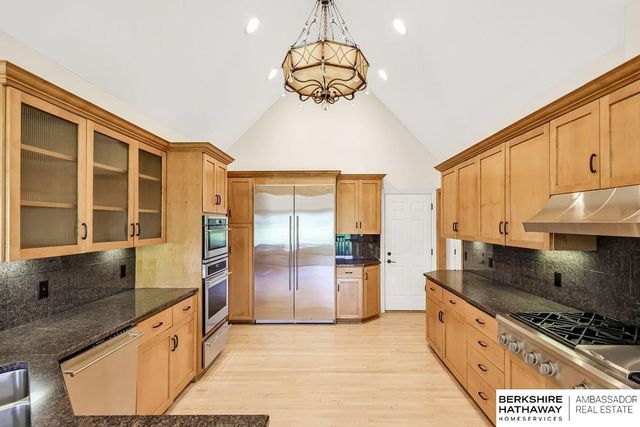 811 Western Hills Drive, Papillion, NE 68046