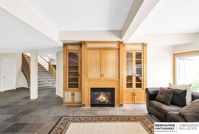 811 Western Hills Drive, Papillion, NE 68046