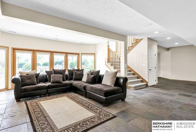 811 Western Hills Drive, Papillion, NE 68046