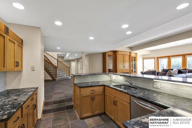 811 Western Hills Drive, Papillion, NE 68046