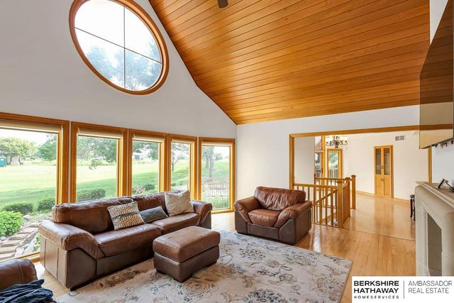 811 Western Hills Drive, Papillion, NE 68046