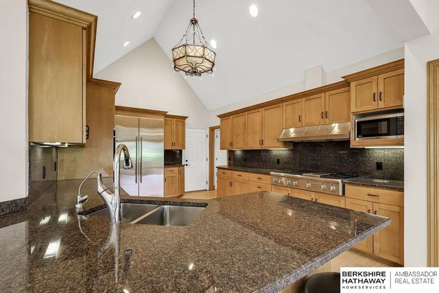 811 Western Hills Drive, Papillion, NE 68046