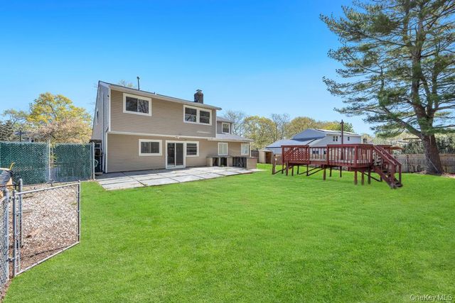8 Grand Canyon Lane, Coram, NY 11727