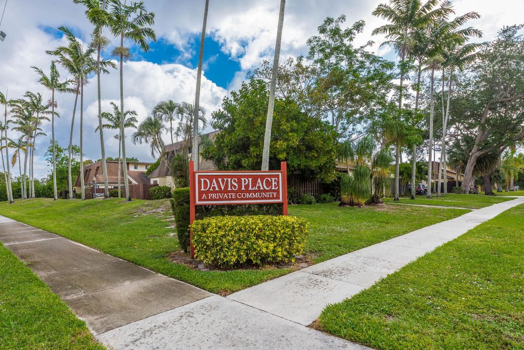 2941 Genoa Place, West Palm Beach, FL 33406