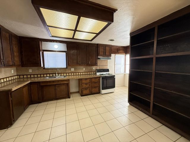 1412 Picardy Dr, Modesto, CA 95351