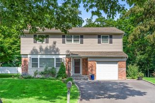 15 Chambers Court, Huntington Station, NY 11746