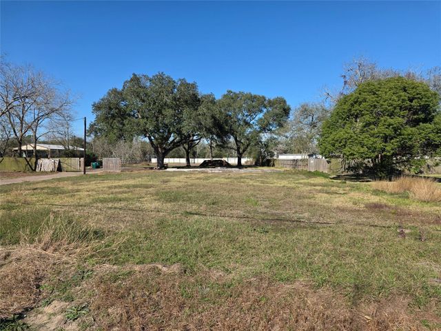 414 Gordy Road, Bacliff, TX 77518